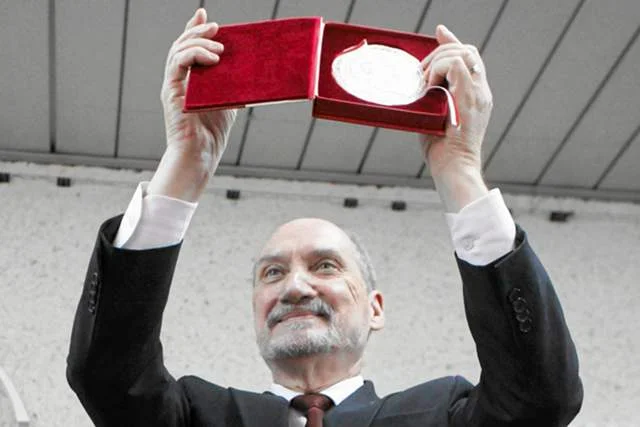 Antoni Macierewicz odbiera medal Przemysła II - odznaczenie Akademickiego Klubu Obywatelskiego