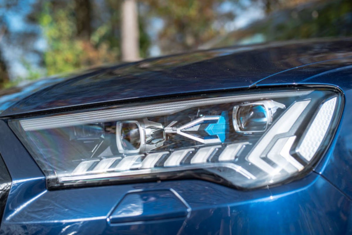 Mało kto zdaje sobie sprawę, jakim arcydziełem technologii są reflektory w nowych samochodach.