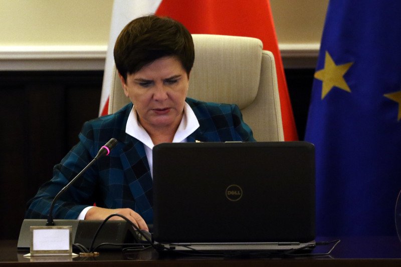 Zakaz handlu w niedzielę od miesięcy wzbudza duże kontrowersje. I po raz kolejny premier Beata Szydło jest za, a nawet przeciw zaproponowanym rozwiązaniom.