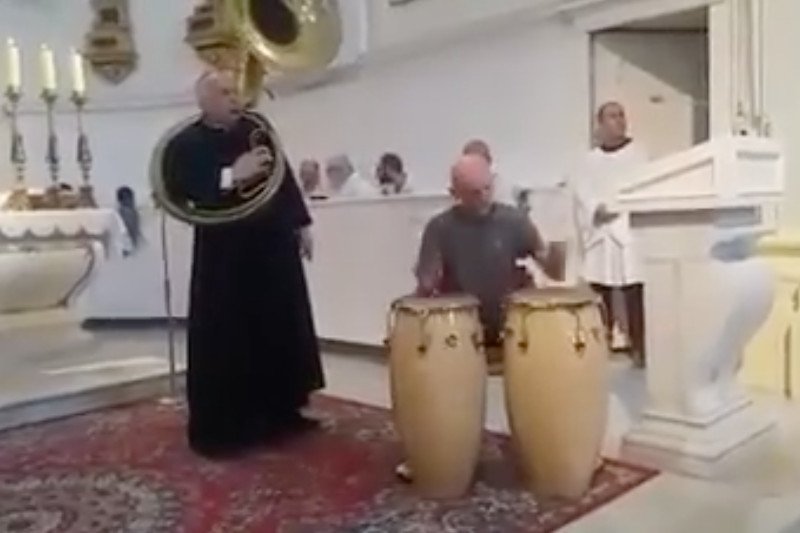 W warszawskiej parafii w parafii bł. Edwarda Detkensa w Lasku Bielańskim na mszy z głośników popłynął "Krakowski spleen" Kory i Maanamu.