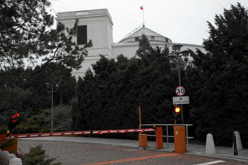 Wkrótce rachityczne szlabany mają zostać zastąpione przez wysuwane z ziemi śluzy. To wynik prowokacji programu "Po Prostu".