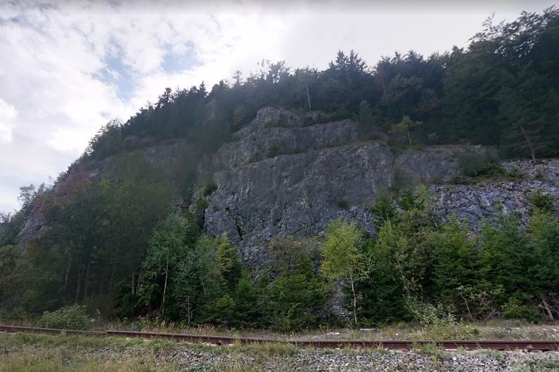 Turystka spadła z półki skalnej.