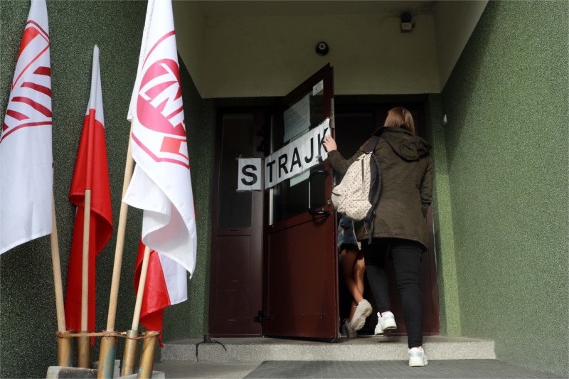 Spisywanie strajkujących nauczycieli jest bezprawne.