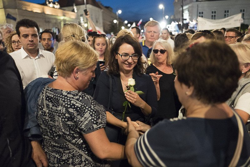 Kamila Gasiuk-Pihowicz została przywitana gromkimi brawami. Już mówi się o niej jako nowej liderce opozycji.