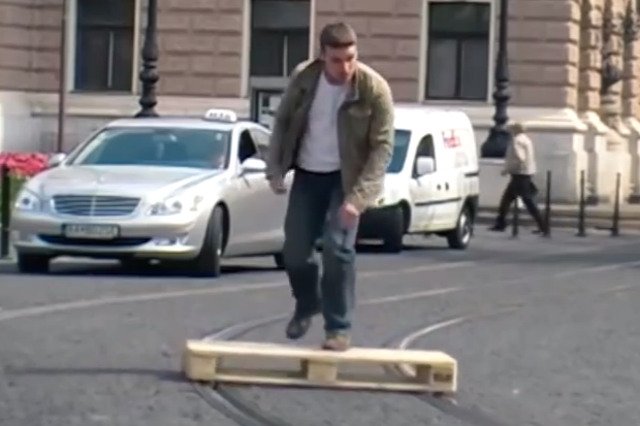 Tomáš Moravec skonstruował "deskorolkę" przystosowaną do jazdy po torach tramwajowych