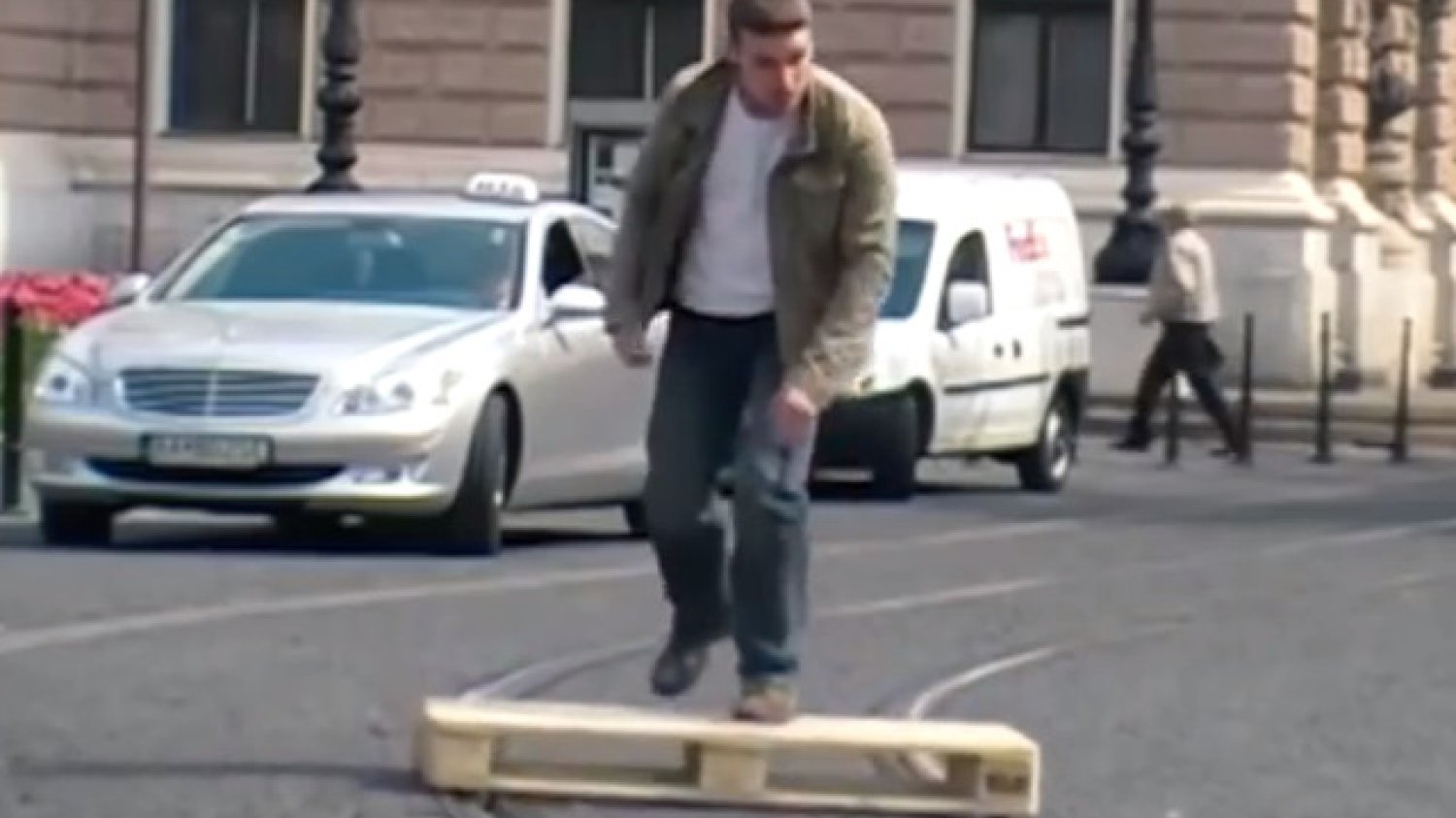 Tomáš Moravec skonstruował "deskorolkę" przystosowaną do jazdy po torach tramwajowych