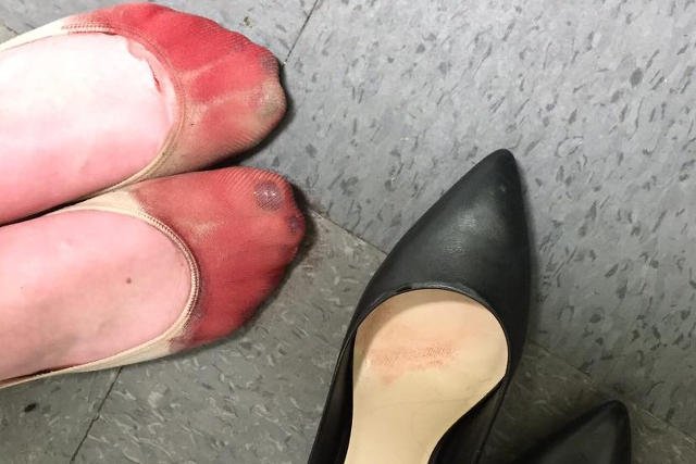 Polityka kanadyjskiej restauracji nakazuje noszenie szpilek przez kelnerki.