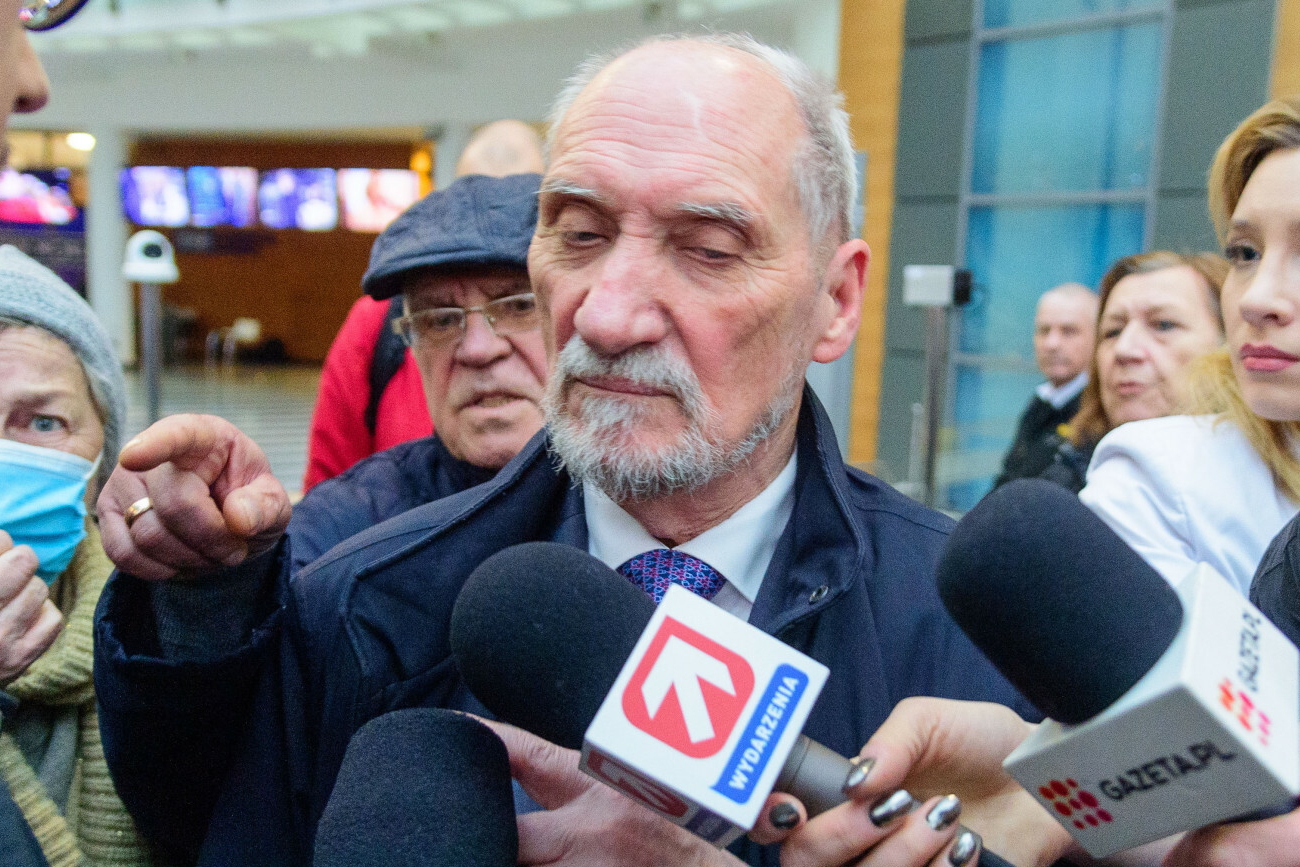 Szarpanina Macierewicza z pracownikiem PAP. Chciał zobaczyć dokumenty