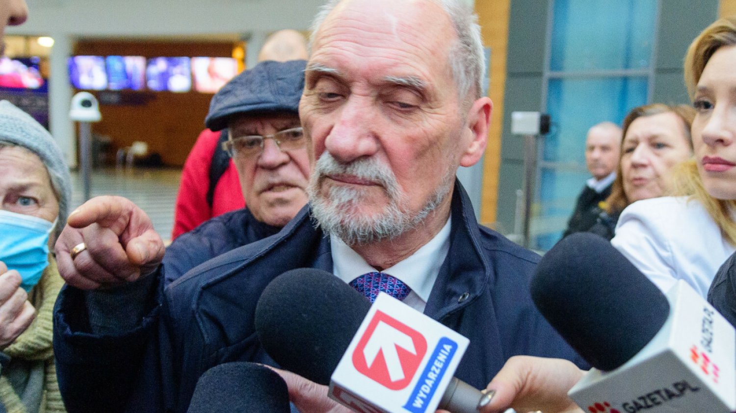 Szarpanina Macierewicza z pracownikiem PAP. Chciał zobaczyć dokumenty