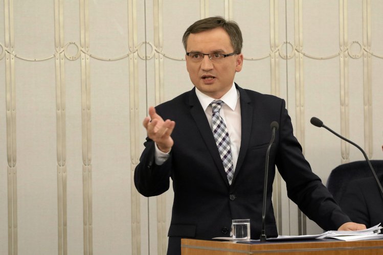 "Uchwała składu trzech izb Sądu Najwyższego jako niezgodna z prawem nie wywołuje skutków prawnych" - podało Ministerstwo Sprawiedliwości.