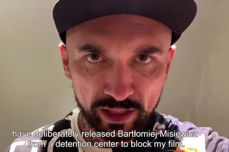 Patryk Vega stwierdził, że politycy wypuścili Bartłomieja Misiewicza, by zablokował film "Polityka". Ma to widzieć z "wiarygodnego źródła".