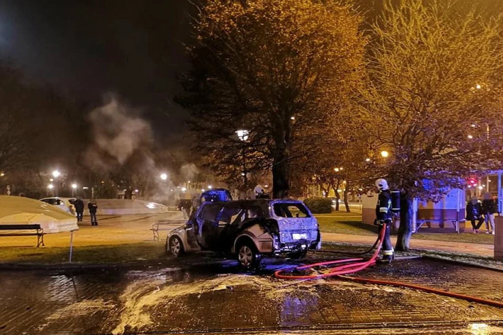 W czasie jazdy zapalił się opel astra. W środku była kobieta z dzieckiem. Udało im się uciec. Auto doszczętnie spłonęło.