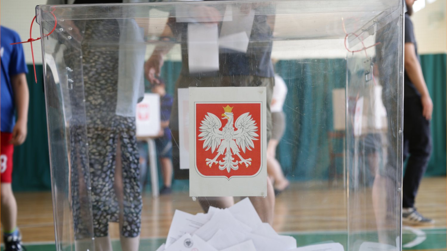 W tej komisji w Warszawie też były nieprawidłowości. Ale stracił Nawrocki urna wyborcza