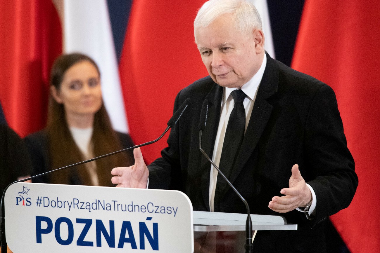 Żeby dobrze przywitać Jarosława Kaczyńskiego w Poznaniu, przeprowadzono specjalny trening machania chorągiewkami