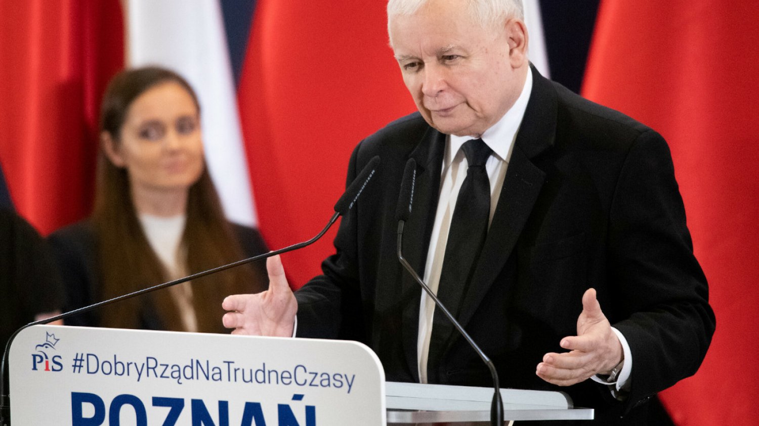 Żeby dobrze przywitać Jarosława Kaczyńskiego w Poznaniu, przeprowadzono specjalny trening machania chorągiewkami