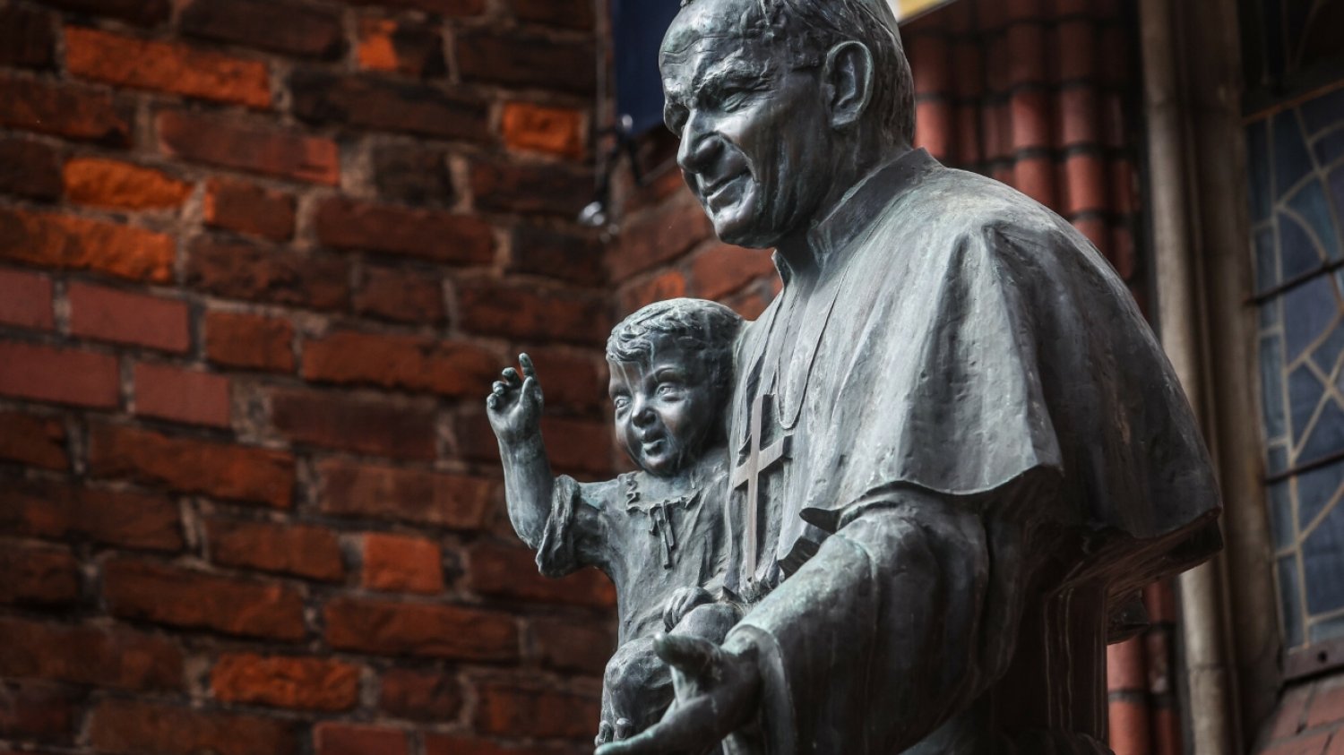 08.04.2023 Gdansk. Pomnik Jana Pawla II stojacy przy kosciele Sw. Brygidy. Pomnik z 1984 roku przedstawia postac papieza trzymajacego w prawej rece dziecko.