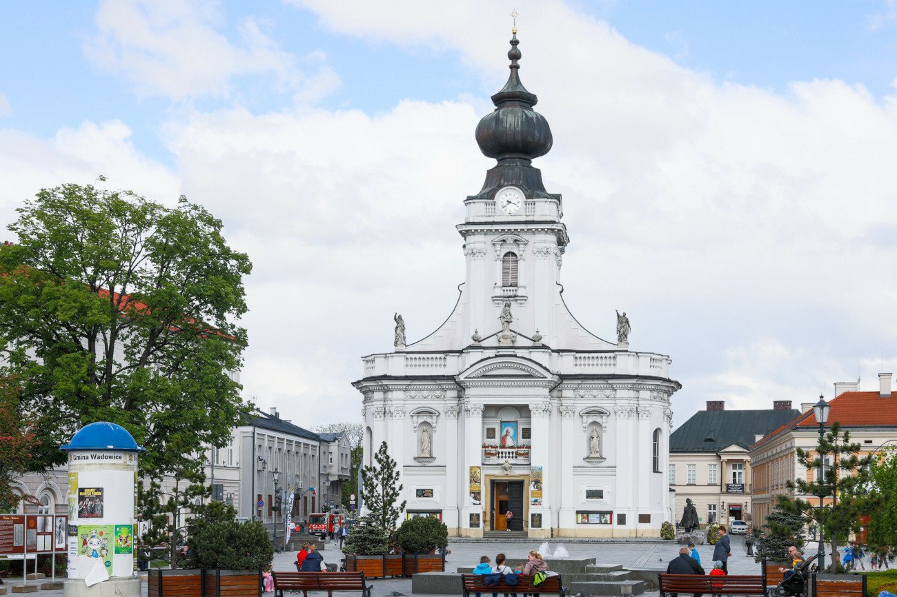 Proboszcz Bazyliki Ofiarowania Najświętszej Maryi Panny w Wadowicach protestuje przeciwko koncertom i występom na rynku.