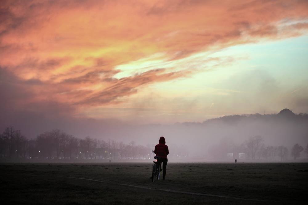 IMGW wydał ostrzeżenia dla 9 regionów Polski przed gęstymi mgłami.