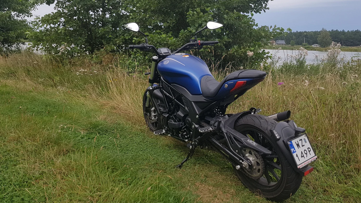 Z tyłu motocykl wygląda, jakby ktoś palnikiem odciął fragment ramy.