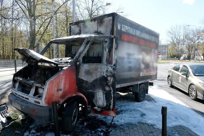 Warszawa. Przed Szpitalem Bielańskim kolejna antyaborcyjna ciężarówka stanęła w ogniu.