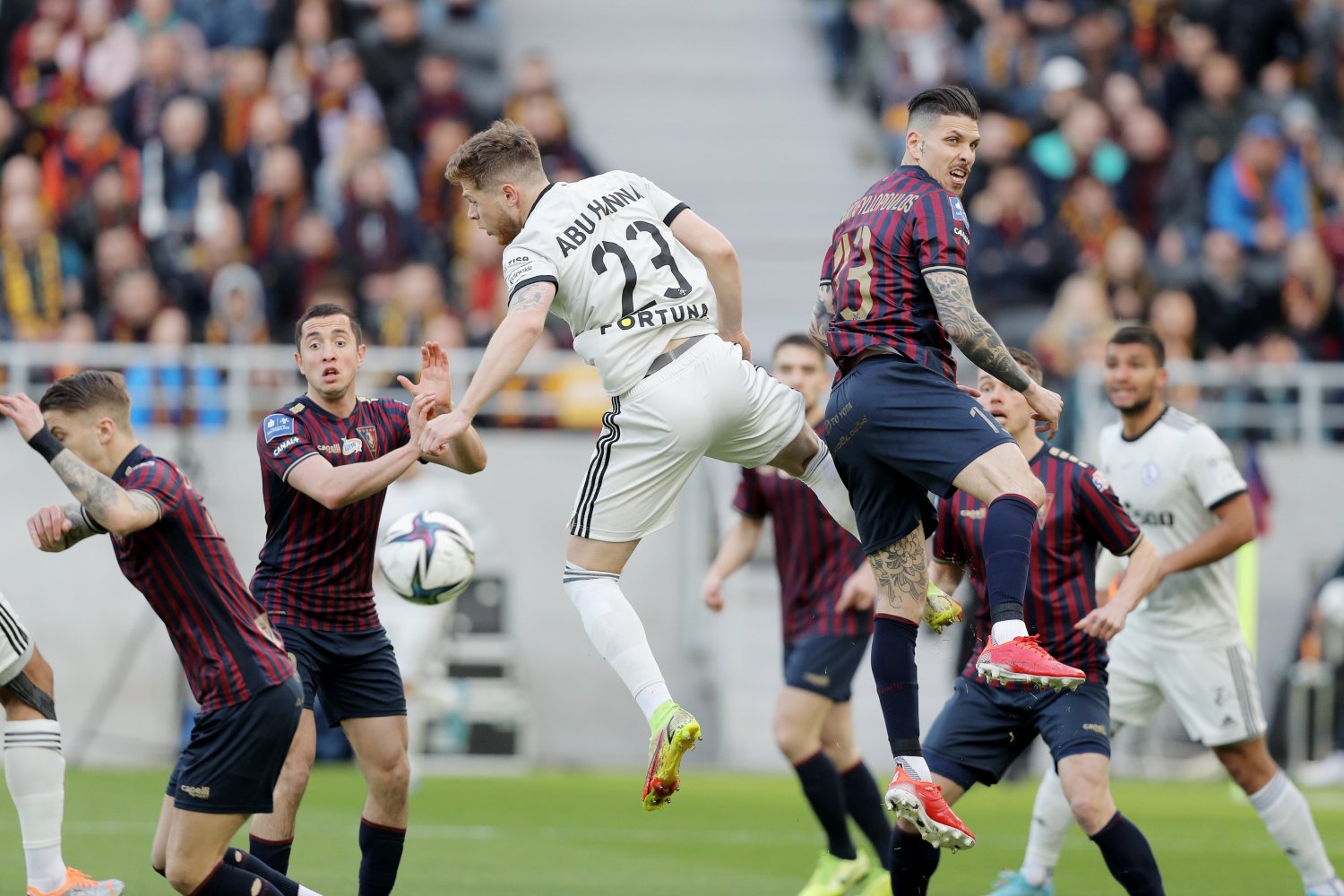 Legia Warszawa przegrała w Szczecinie z Pogonią, która wciąż walczy o mistrzostwo Polski