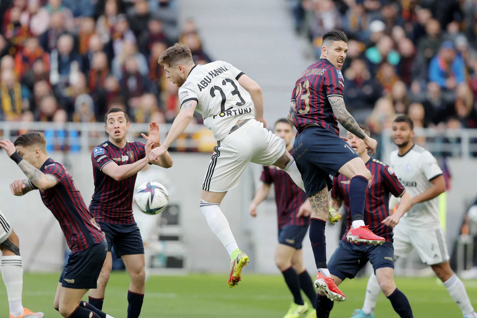 Legia Warszawa przegrała w Szczecinie z Pogonią, która wciąż walczy o mistrzostwo Polski