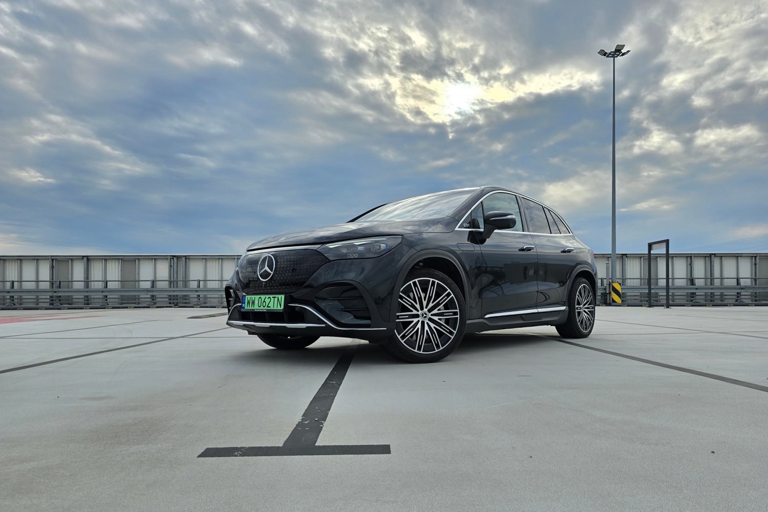 Mercedes EQE 500 SUV w pełnej krasie.