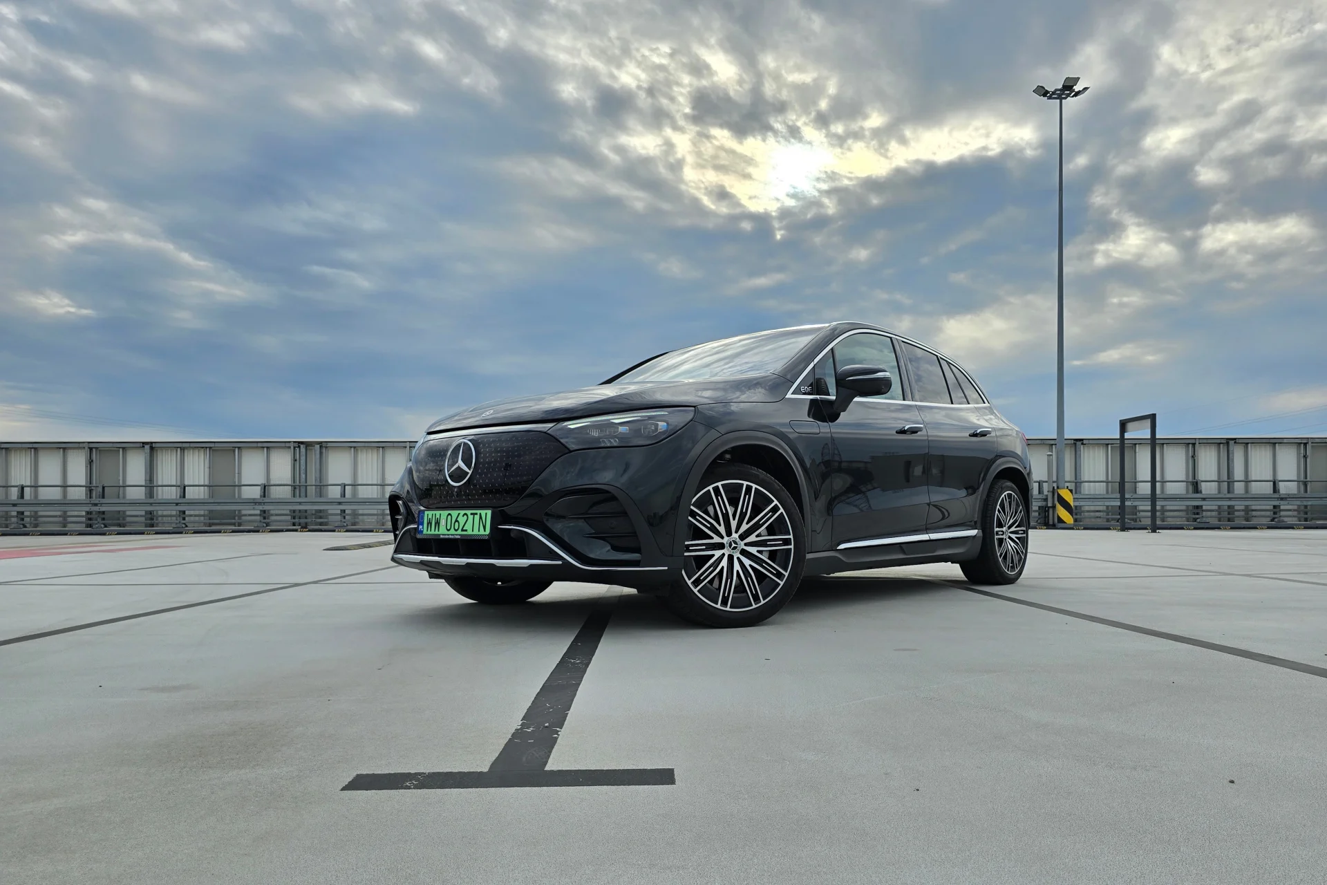 Mercedes EQE 500 SUV w pełnej krasie.