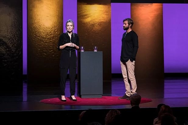 Pisarka Thordis Elvy i jej gwałciciel, Tom Stranger, podczas wystąpienia na TED Talk.