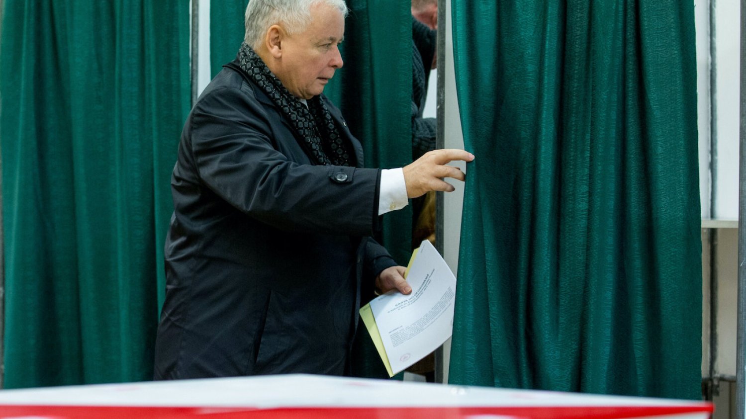 Jarosław Kaczyński w lokalu wyborczym (2015).