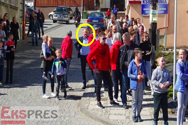 W pobiciu i spaleniu kukły Judasza wzięło udział wielu mieszkańców Pruchnika. Wśród nich polityk Solidarnej Polski, wicestarosta jarosławski Mariusz Trojak.