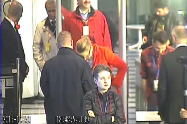 TVP opublikowała kadry z nagrania monitoringu, które pokazują kontrolę pirotechniczną osób przybyłych na wtorkową debatę. TVP zapewnia, że taką kontrolę przechodziły wszystkie osoby, które nie posiadały czerwonych identyfikatorów