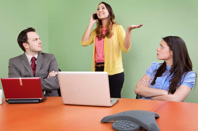 Najczęstszym przewinieniem użytkowników telefonów komórkowych jest głośne rozmawianie przy innych