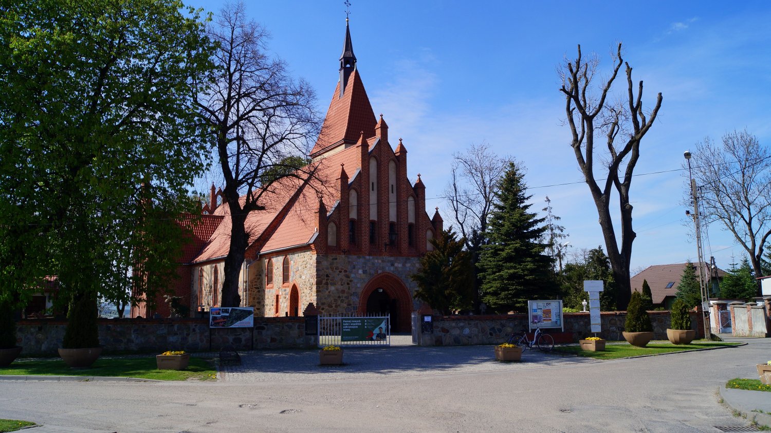 Mieszkańcy mieli wiedzieć, że ksiądz ma podejrzaną relację z jednym z nastolatków. Kuria twierdzi, że nie miała o tym pojęcia