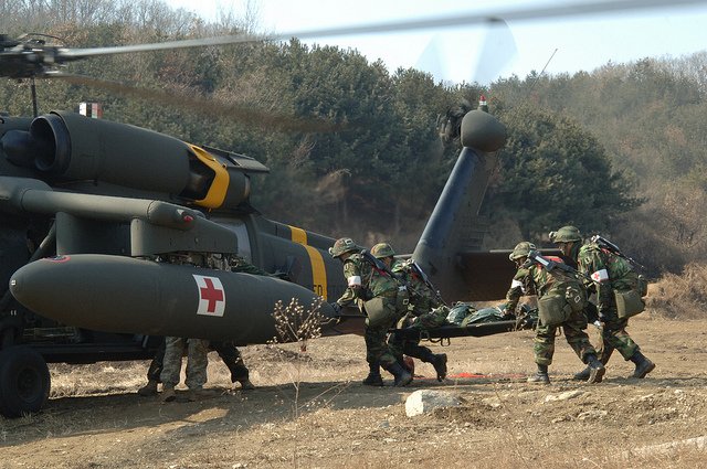 Południowokoreańscy medycy ćwiczą z żołnierzami US Army, 2008