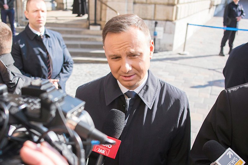 Prezydent Andrzej Duda obchody 7. rocznicy katastrofy smoleńskiej rozpoczął od wizyty na grobie Lecha i Marii Kaczyńskich na Wawelu w Krakowie.