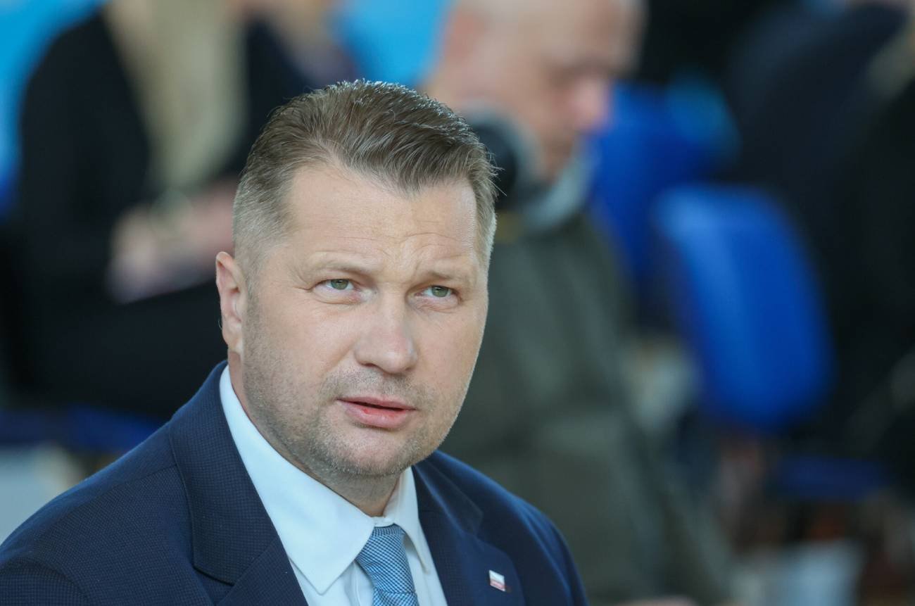 Co z darmowymi podpaskami i tamponami w szkołach? Jest stanowisko Czarnka