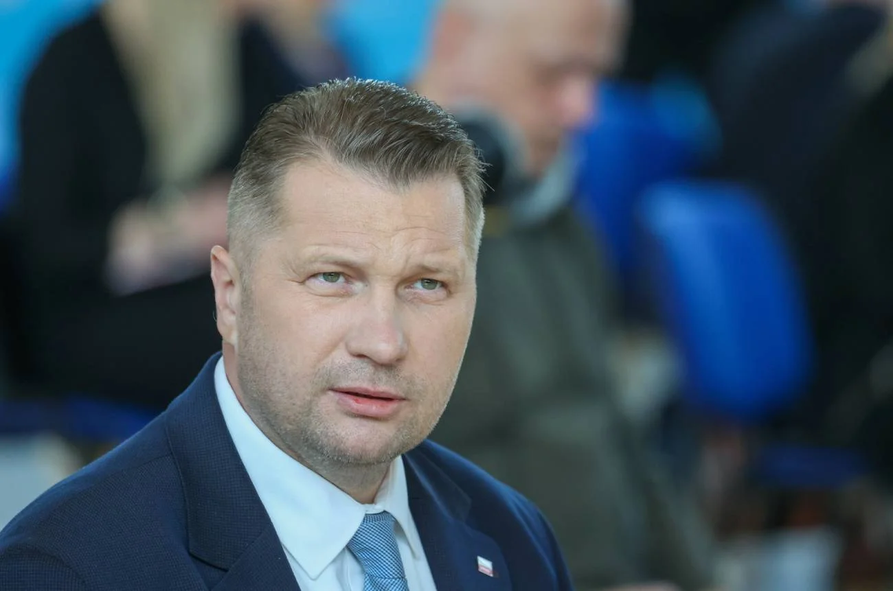Co z darmowymi podpaskami i tamponami w szkołach? Jest stanowisko Czarnka