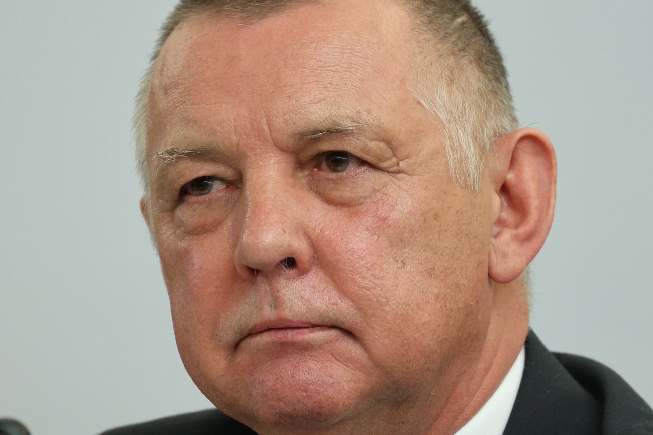 Pracownik Mariana Banasia ma złamane żebra i kość biodrową po wypadku samochodowym.