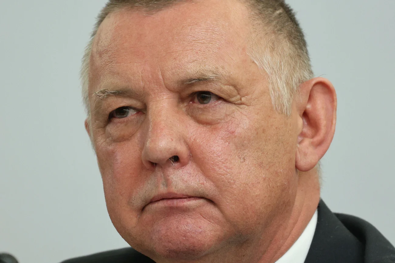 Pracownik Mariana Banasia ma złamane żebra i kość biodrową po wypadku samochodowym.