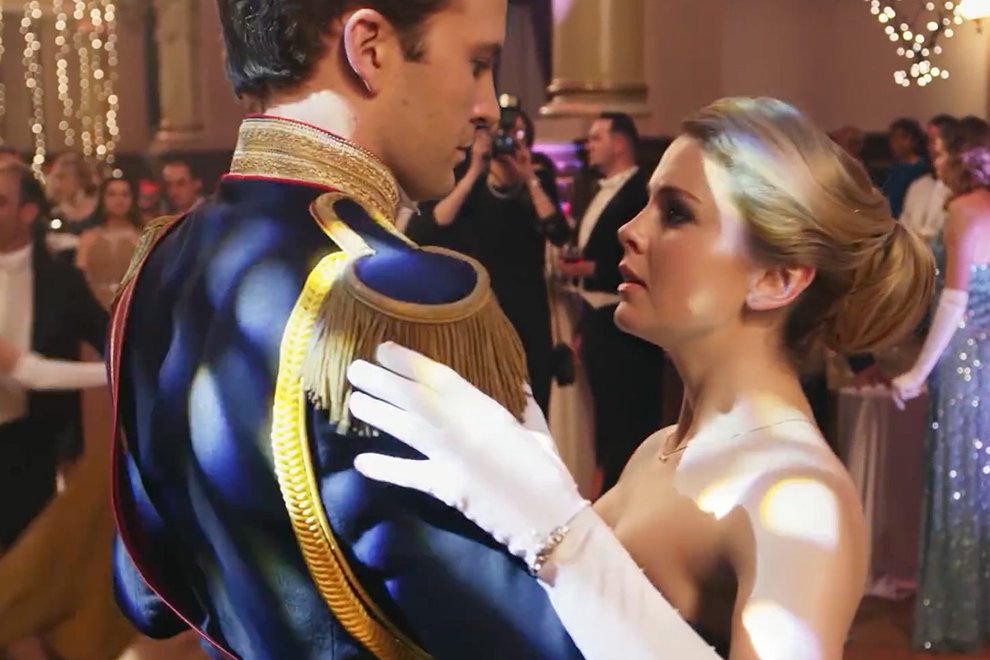 "Świąteczny książę" to nowa produkcja Netflixa, która stała się przebojem ze względu na kontrowersyjny tweet. Takich filmów jest zresztą więcej.