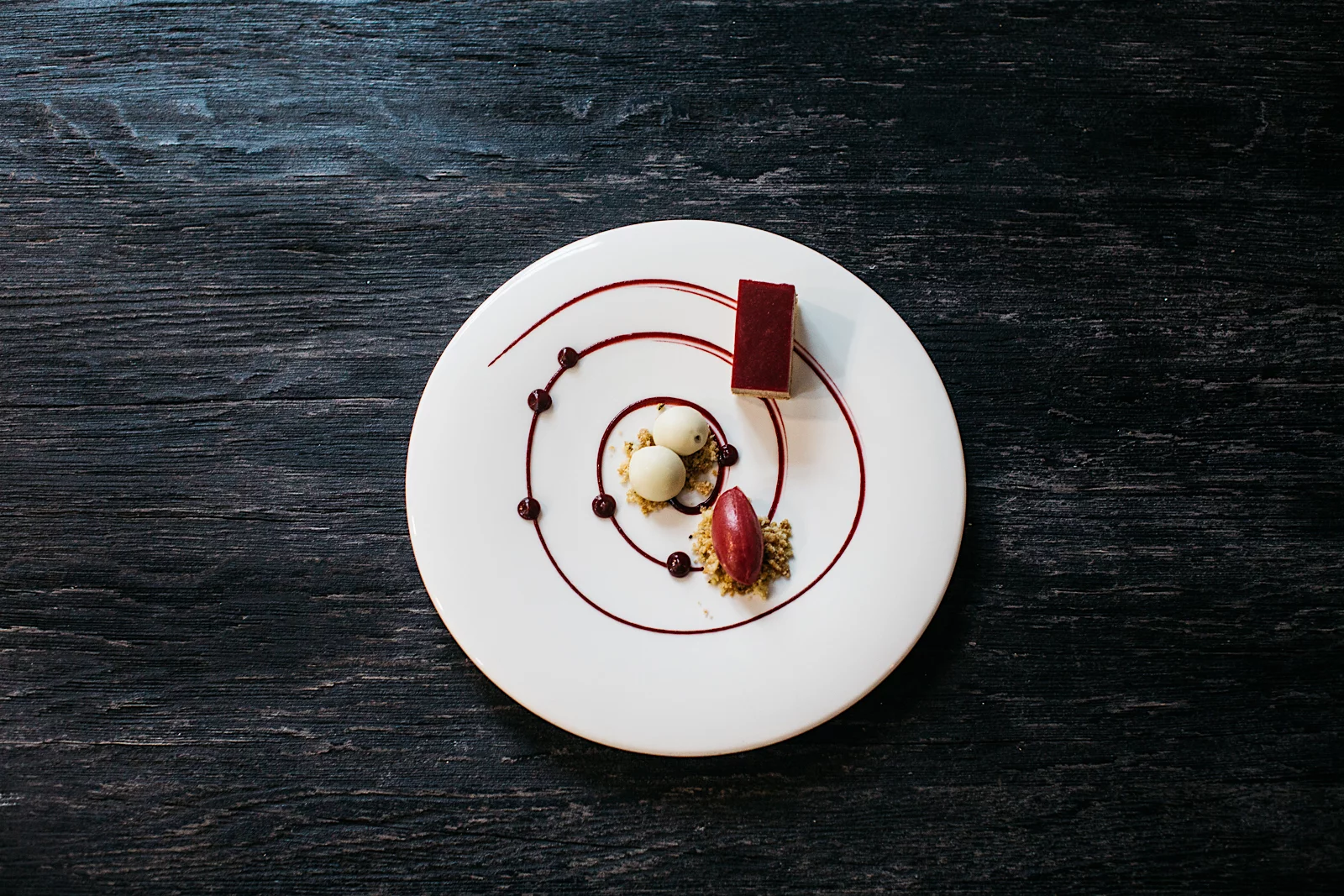 Pasztet z dzika i jelenia, pralina z foie gras w białej czekoladzie, galaretka wiśniowa, sorbet wiśniowy z rozmarynem