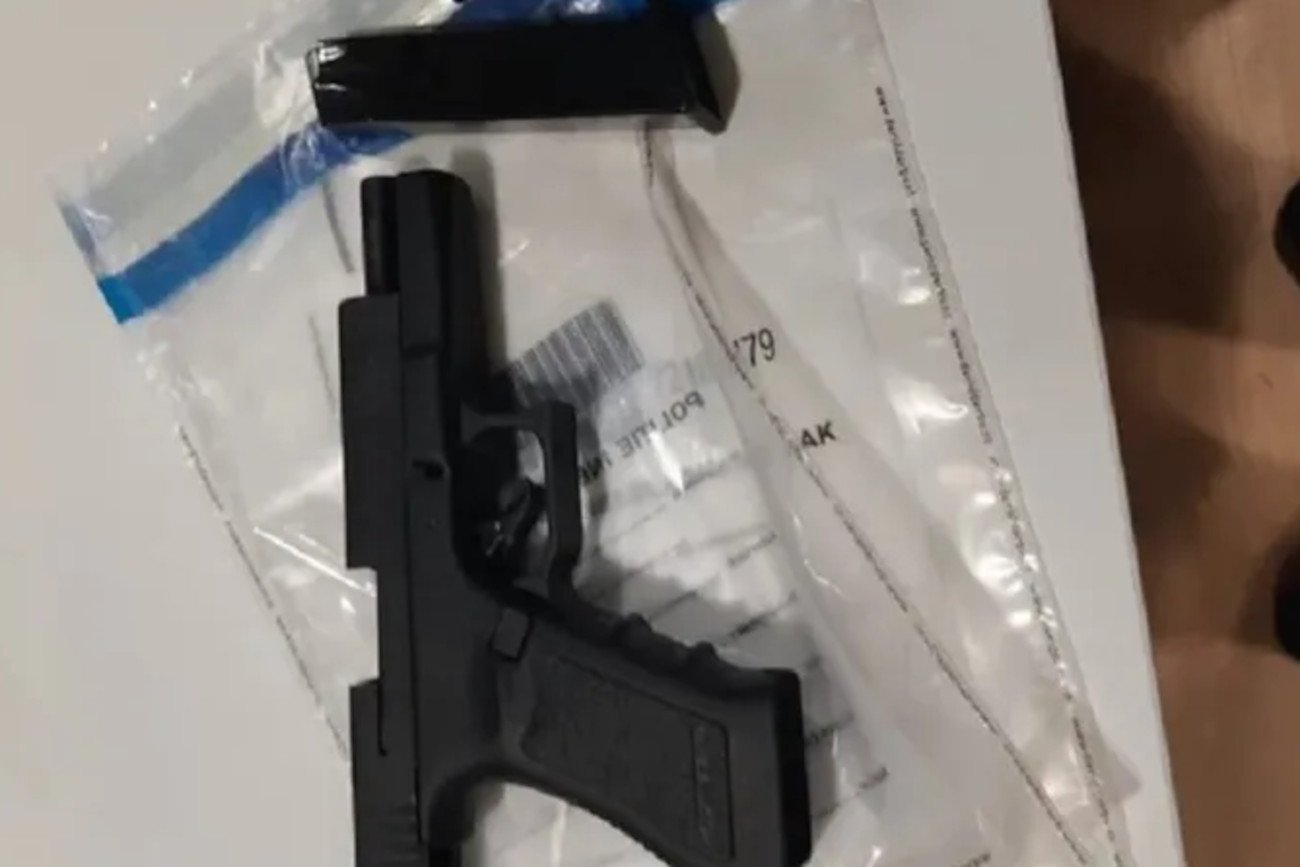 Kłopoty 45-latka w Holandii. Policjanci odkryli broń w jego bagażniku.