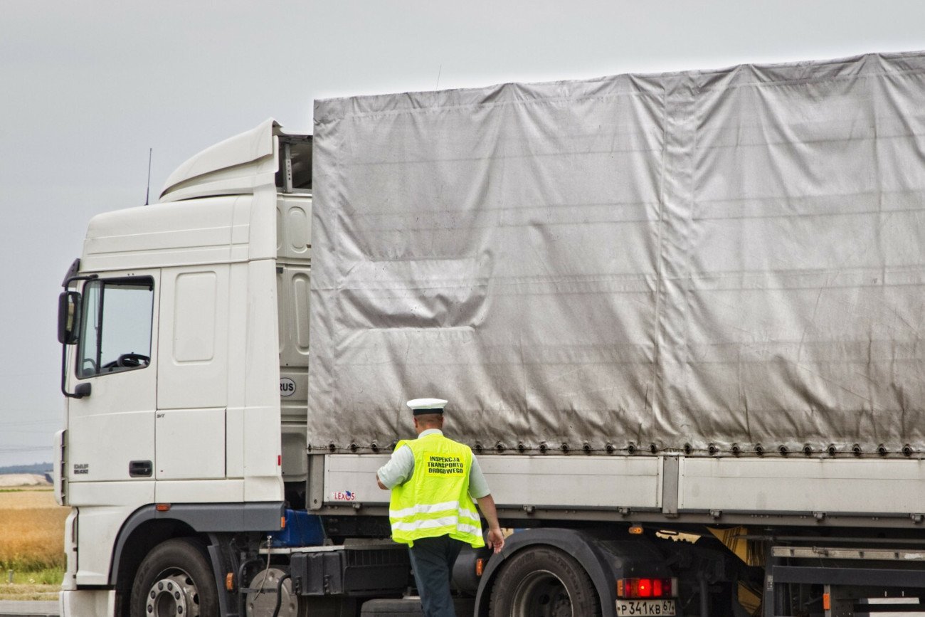 Śląska drogówka sprawdziła, jak wygląda zakaz "wyścigu słoni" w praktyce (zdjęcie poglądowe)