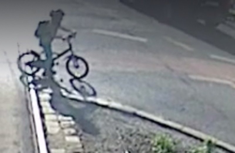 Mały rowerzysta miał dużo szczęścia.