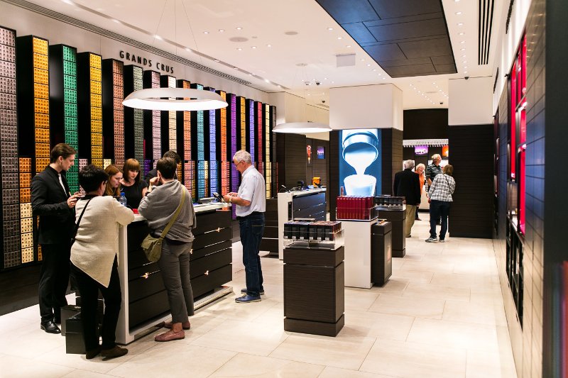 W butikach Nespresso można nie tylko delektować się smakiem różnego rodzaju kaw, ale także zasięgnąć wiedzy na temat czarnego napoju