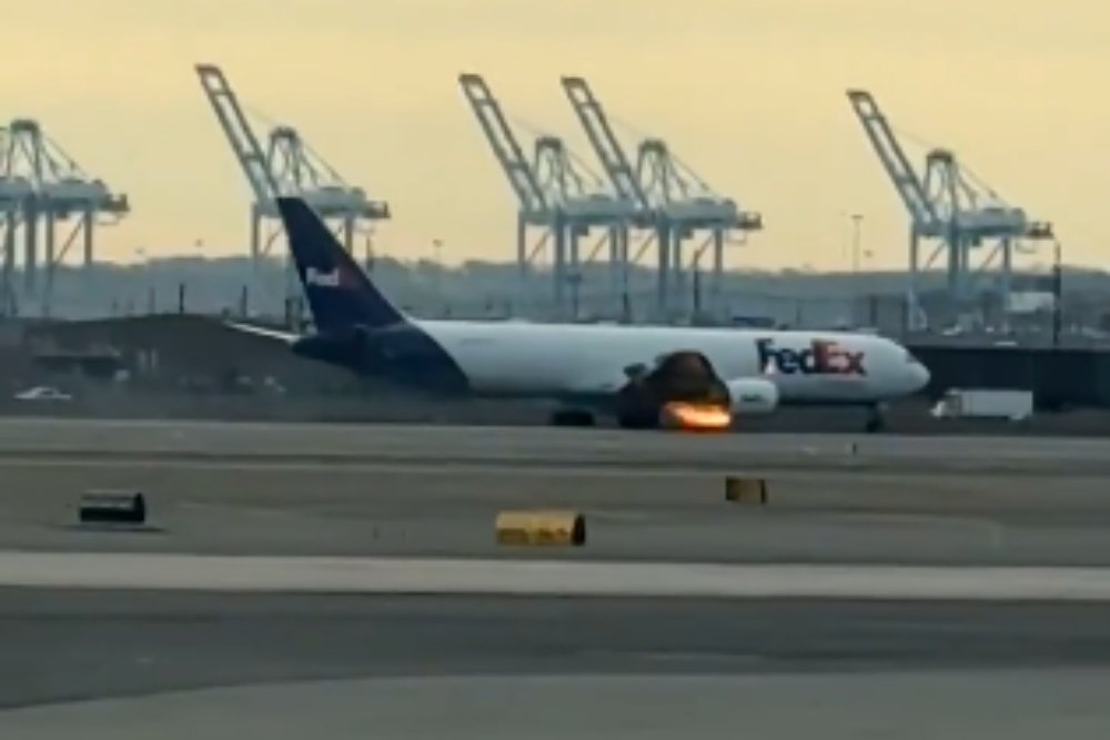 Kolejny incydent z samolotem. Media obiegło nagranie płonącego skrzydła