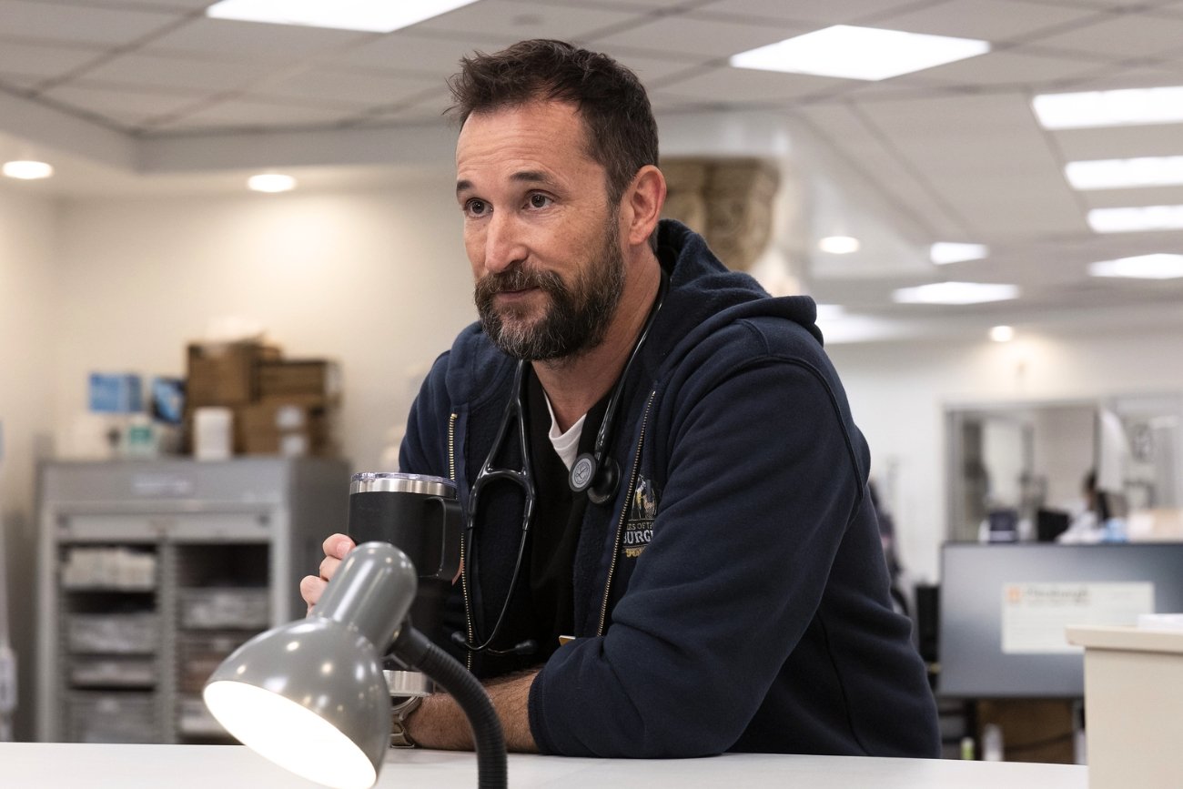 "The Pitt" jak "Ostry dyżur". Gdzie obejrzeć nowy serial z Noah Wylem?