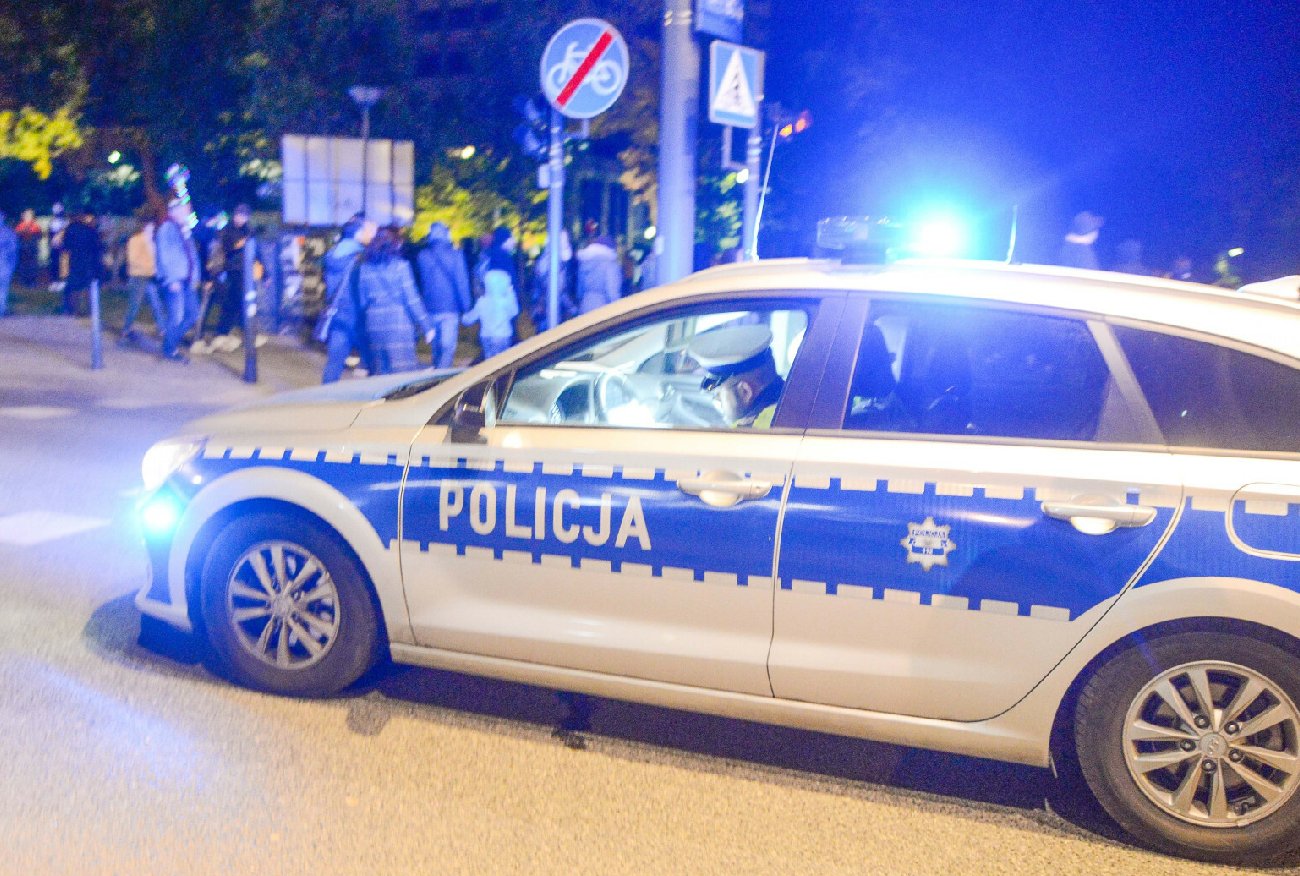 Mężczyźni w kapeluszach szukani przez policję. Dokonali napadu w tramwaju.