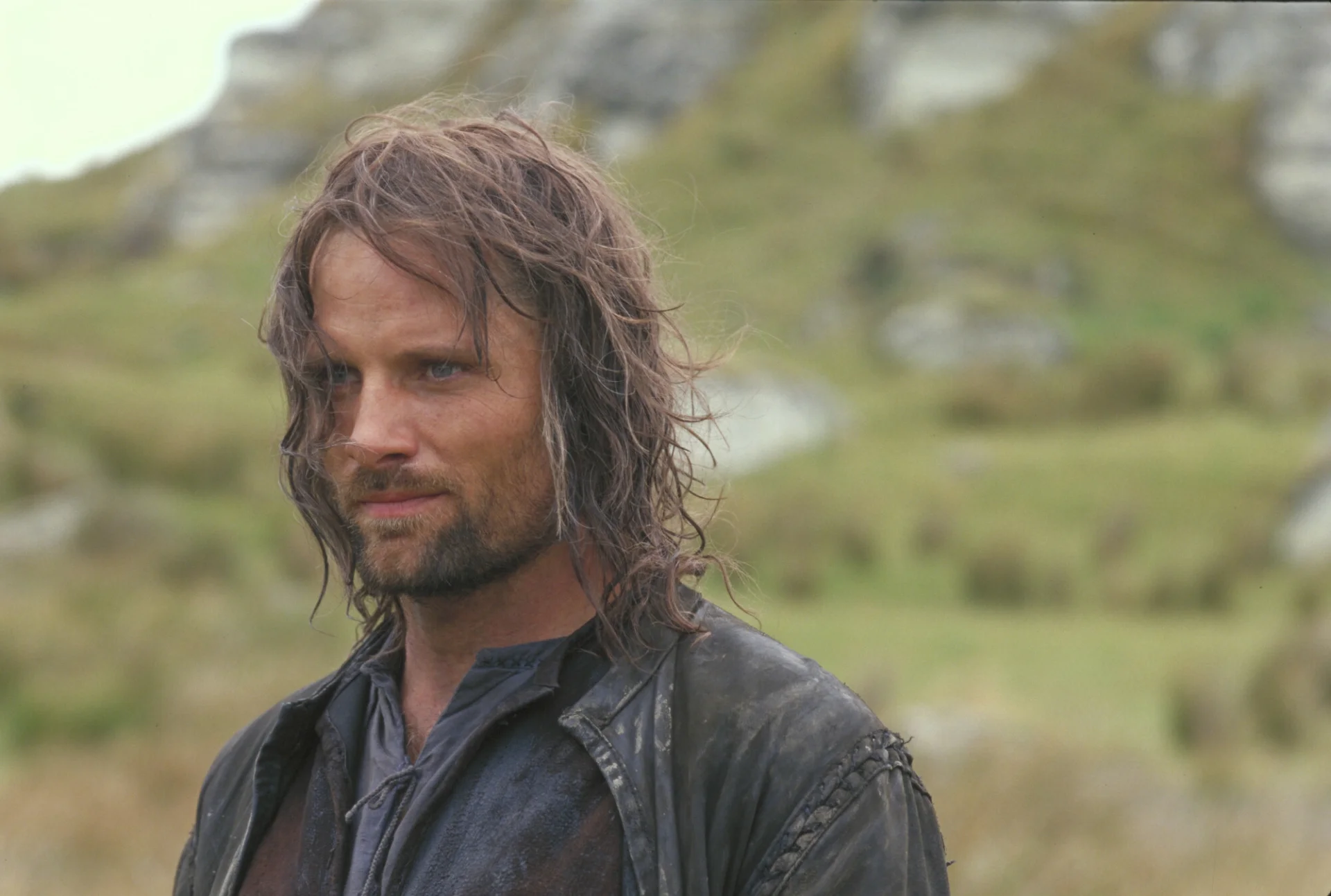 Viggo Mortensen jako Aragorn w poprzedniej ekranizacji Władcy Pierścieni